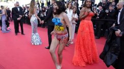 Una mujer desnuda irrumpió en la alfombra roja de Cannes para protestar contra la guerra en Ucrania