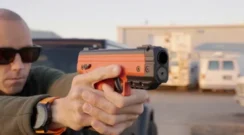 Bullrich presentará una nueva pistola no letal para la Seguridad Aeroportuaria