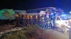 Brutal choque entre un camión y un micro en la Ruta 3: hay cuatro muertos y 16 heridos