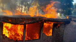 Dejó a sus hijos jugando en su casa y se prendió fuego la vivienda